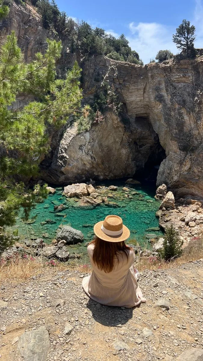 Арка Delik Deniz — грот с бирюзовой водой